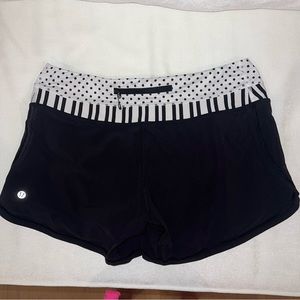 Lululemon Long Speed Up Shorts Size 8 Black with White and Black Print Waistband